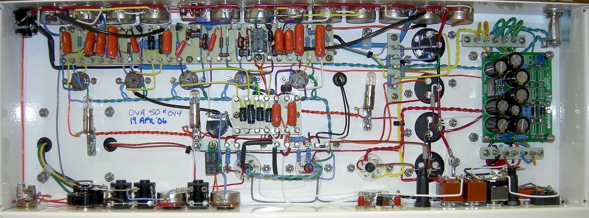 014_chassis_interior_lg.jpg (491785 bytes)